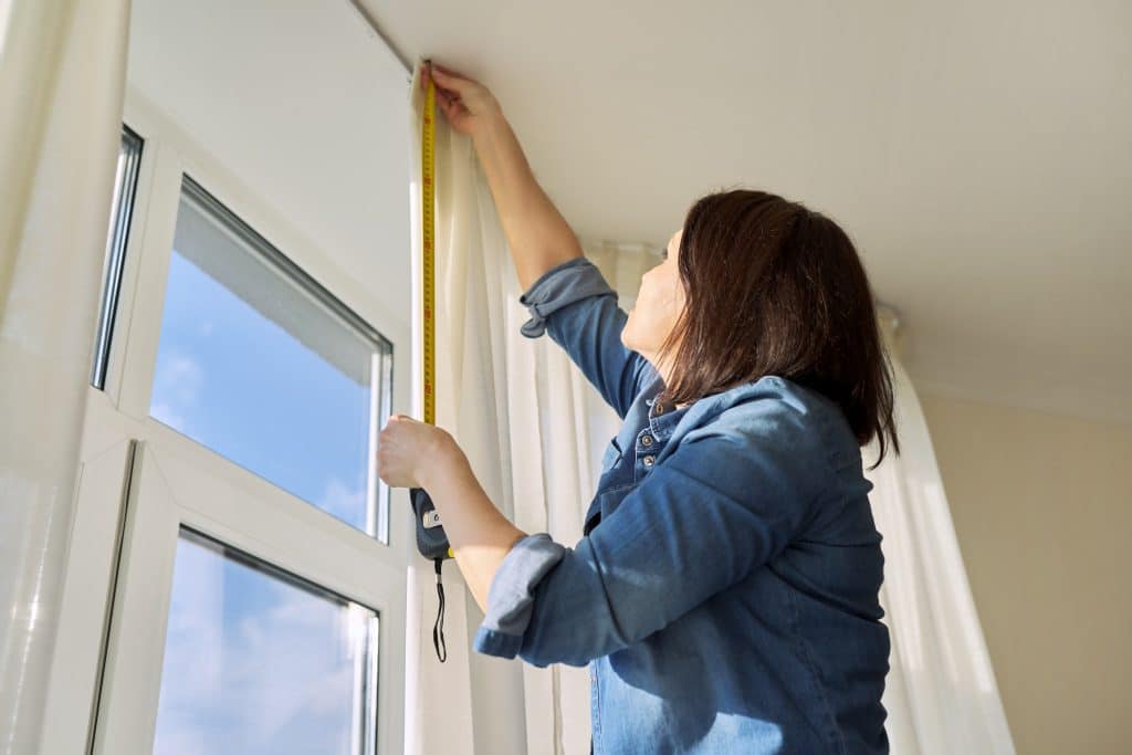 woman-measuring-window